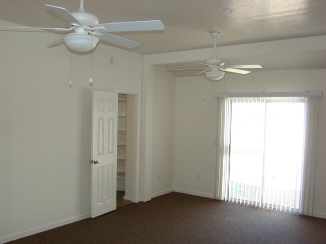 Building Photo - Move in ready! Call for a showing.