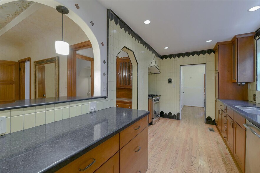 Building Photo - 1136 S Spaulding Ave