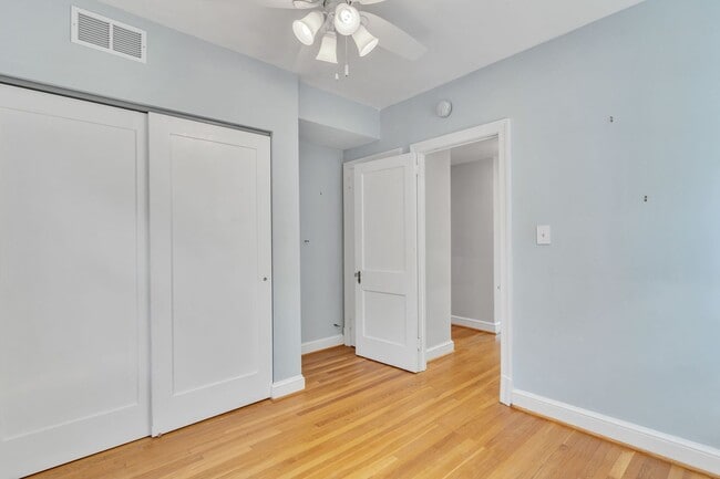 Building Photo - Updated Condo 3 Blocks from Metro