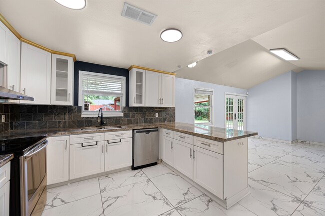 Building Photo - 5718 Greencraig Dr