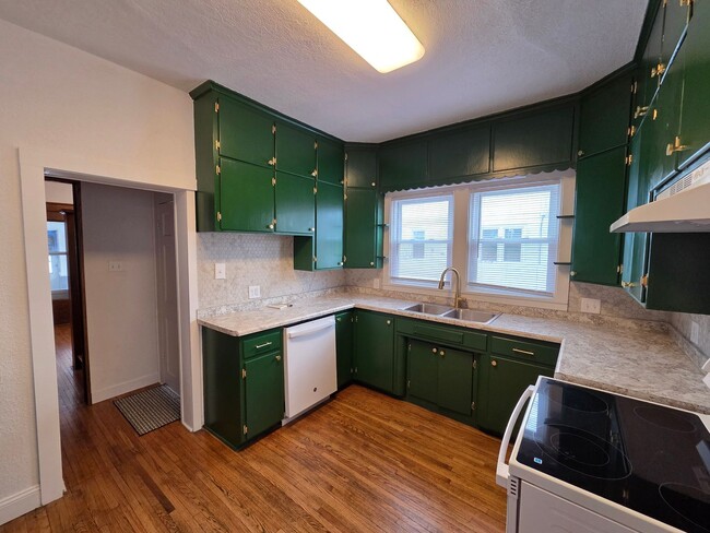 Building Photo - Beautiful and large Cedar Falls House