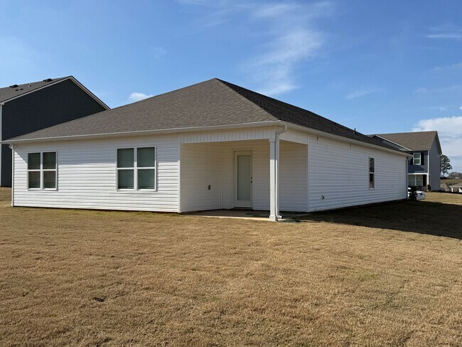 Building Photo - Caffee sub-division, very close to Mercedes plant, one level 4 Bedroom/2 Bath 1774 sqft