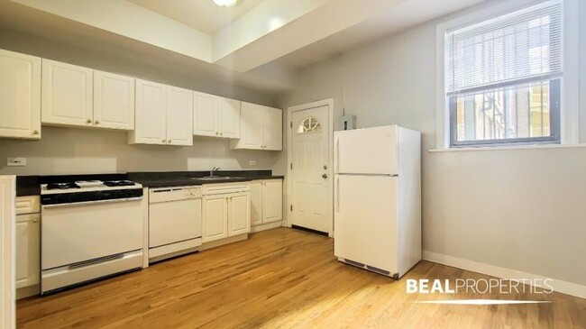 Building Photo - 1 bedroom in CHICAGO IL 60657