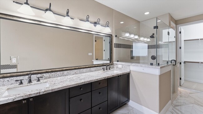 Building Photo - 922 W 20th St