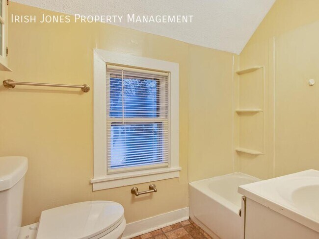 Building Photo - 36 Scott St