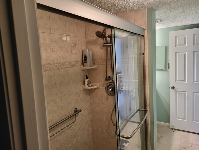 Shower only no bathtub - 3943 Lake Bayshore Dr