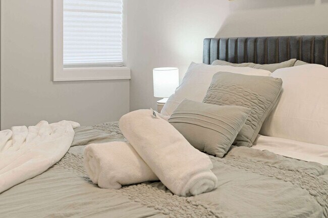 Building Photo - 801 S Western Ave