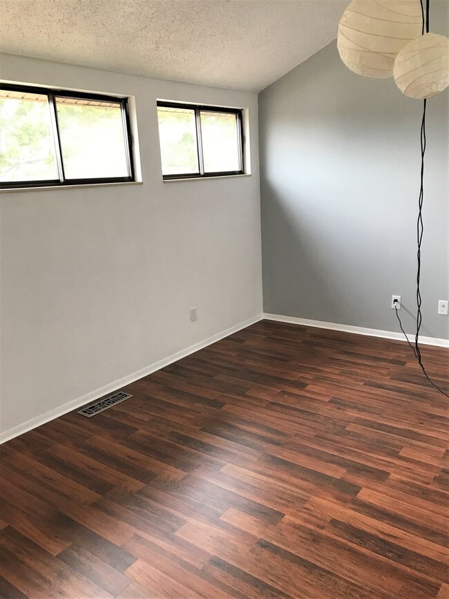 Building Photo - Remodeled condo available for July!
