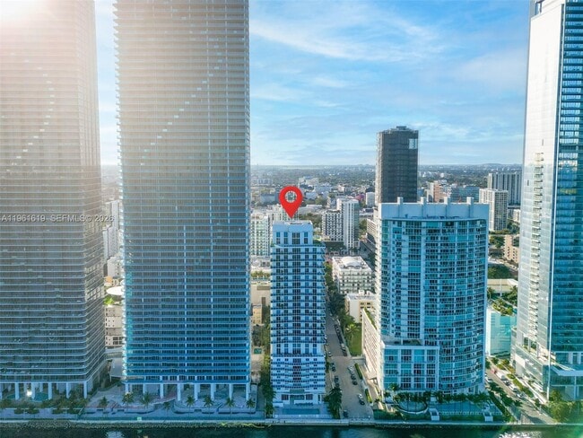 Building Photo - 700 NE 25th St