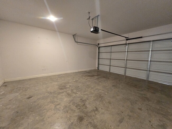 Building Photo - 823 Lindsey Ln