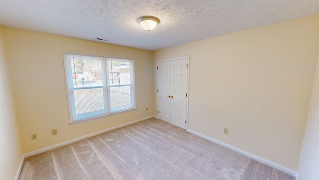 Building Photo - $350 OFF First Month's Rent! 3 Bedroom Upd...