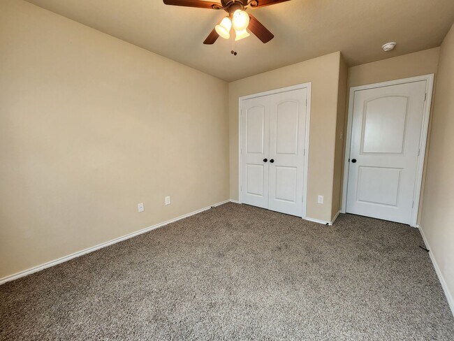 Building Photo - 3/2.5/2 Duplex / Minutes from Downtown NB & Creekside Shopping & Restaurants / Fenced in Yard /CISD