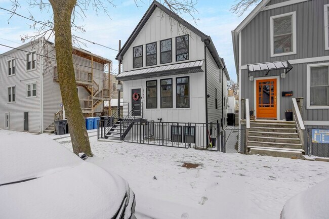 Building Photo - 2046 W Moffat St