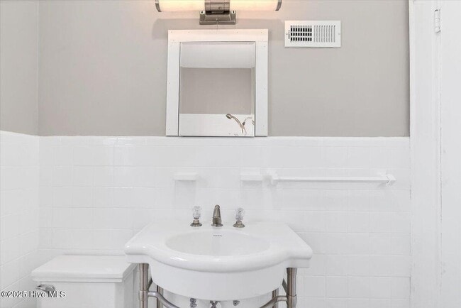 Building Photo - 300 Dogwood Ln