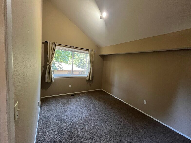 Building Photo - 11704 NE 73rd St
