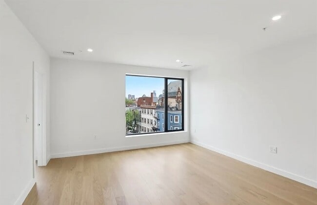 Building Photo - 256 Dorchester St