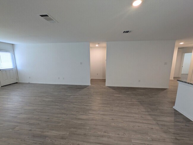 Building Photo - Fresh and Clean in New Braunfels!!