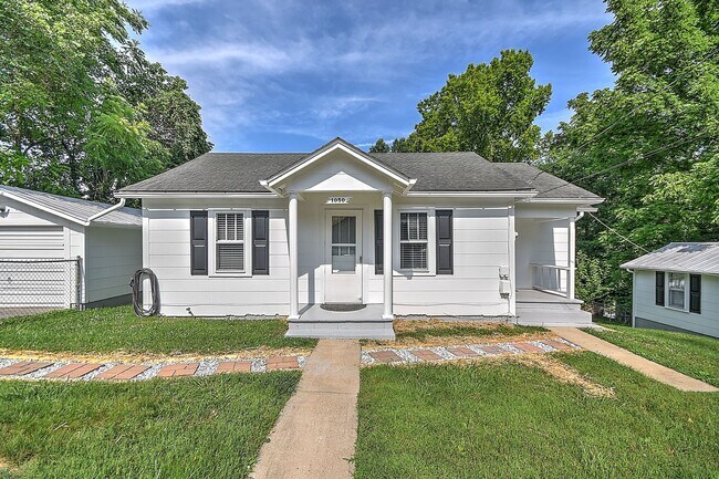Building Photo - 1050 Delawana St