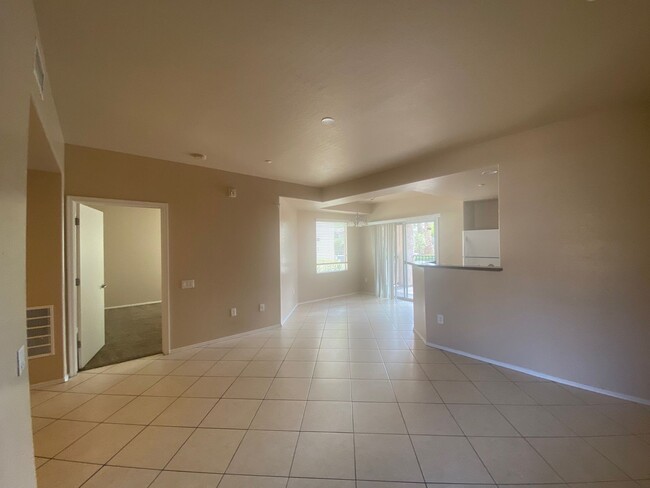 Building Photo - One bedroom Townhome with attached garage!