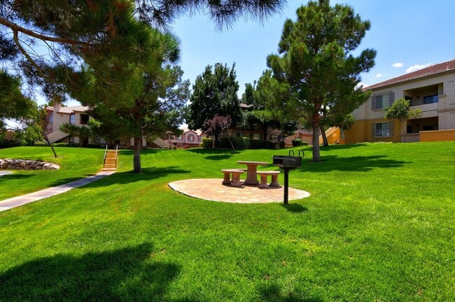 Building Photo - Beautiful 3 bedroom Condo