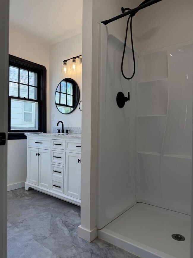 Building Photo - 5 Bedroom 3 Bathroom Southhill Home for Rent