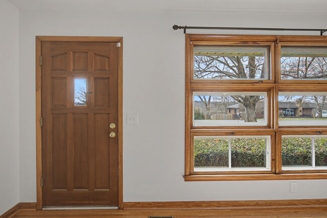 Building Photo - Mid Century Modern in Donelson with 4 bed 2bath, pet friendly, 2 car garage, and potential music ...