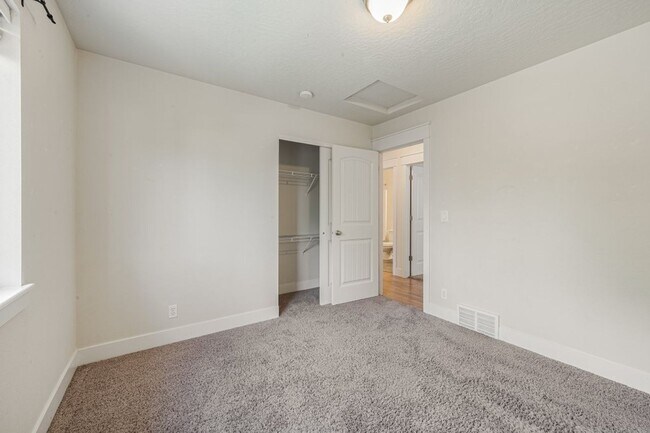 Building Photo - 5 bed 3 bath split level near State Line