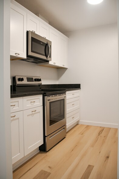 Building Photo - 548 Main St