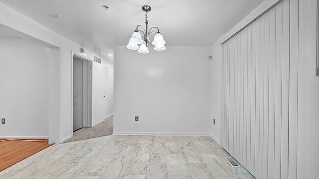 Building Photo - 2302 Old Fort Hills Dr