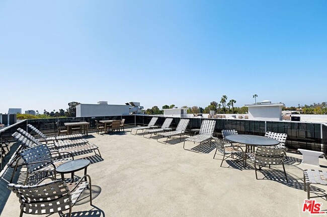 Building Photo - 12115 San Vicente Blvd