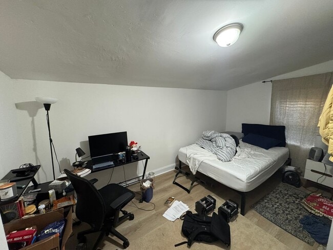 Building Photo - Cute Downtown 2 Bedroom Cottage!