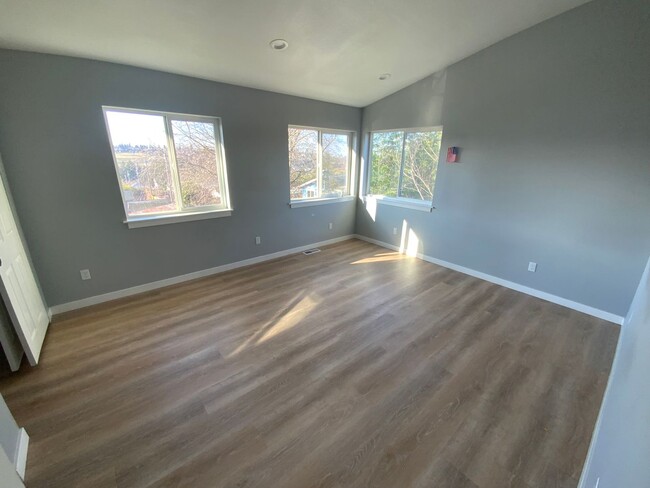 Building Photo - Newly Remodeled Tacoma Gem - Big and Spaci...