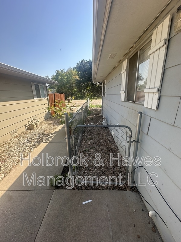 Building Photo - 601 N Bryan Ave