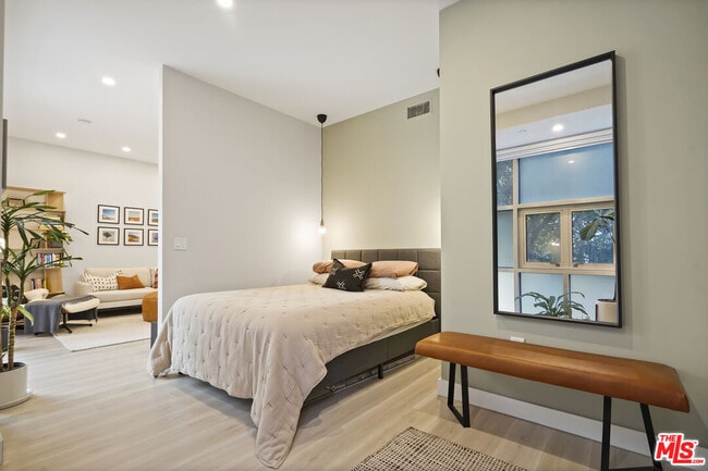 Building Photo - 630 W 6th St