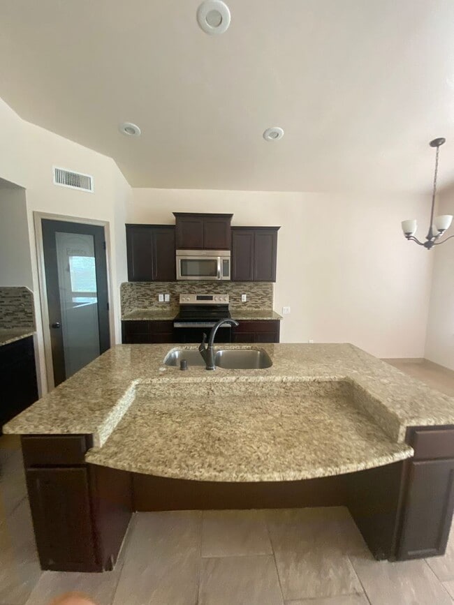 Building Photo - Beautiful 4 Bedroom, 3 Bathroom Home! Avai...