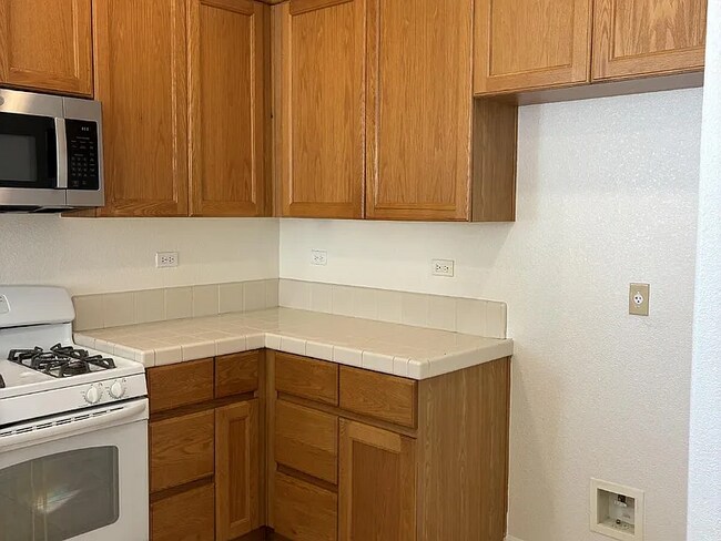 Building Photo - Spacious 4-Bedroom Haven with 2 Baths