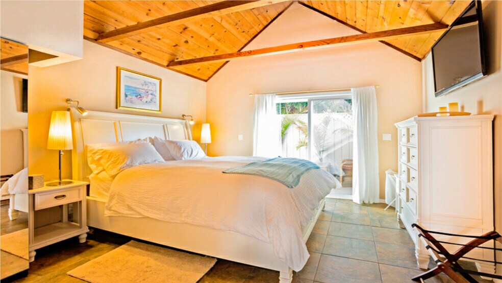 Master BR w\private shower\bath and private patio - 6750 Draper Ave