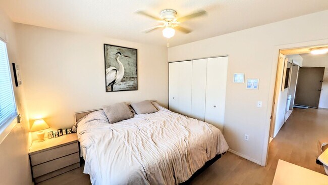 Building Photo - Annual UNFURNISHED 2/1 condo Island life