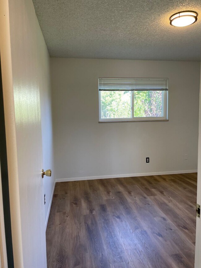 Building Photo - 2143 Ryeland Ln