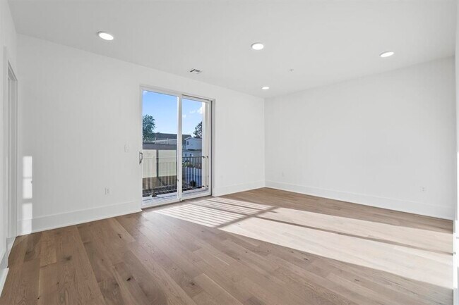 Building Photo - 525 Ave E