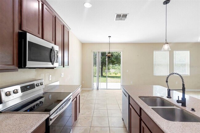 Building Photo - 215 Lakeshore Dr
