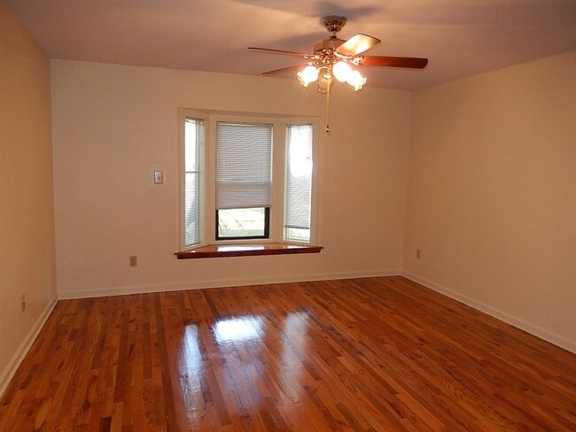 Building Photo - 2950 Bay Shore Dr