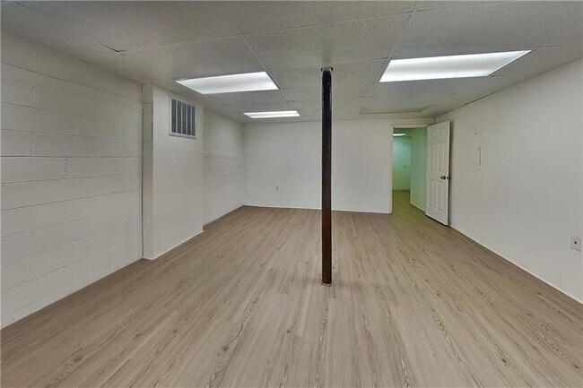 Building Photo - 804 Oak Trce