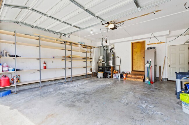 Building Photo - 2535 Jones Ave NE