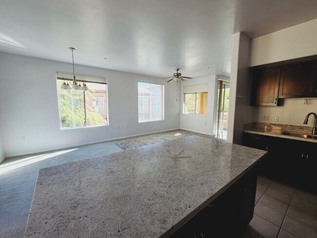 Building Photo - Lovely Parkside Townhome!