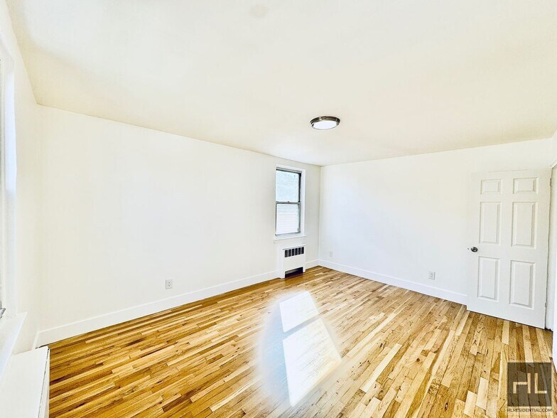Building Photo - Newly Renovated 2 bedroom apartment spanni...