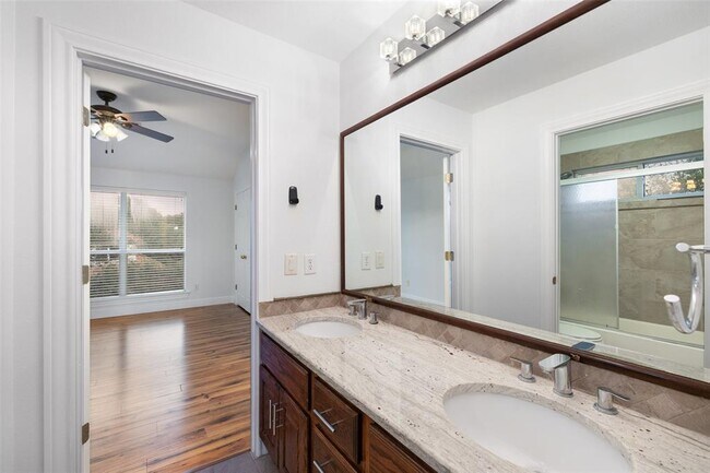 Building Photo - 402 Luna Vista Dr