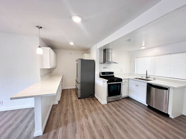 Building Photo - 812 Bracken Ave