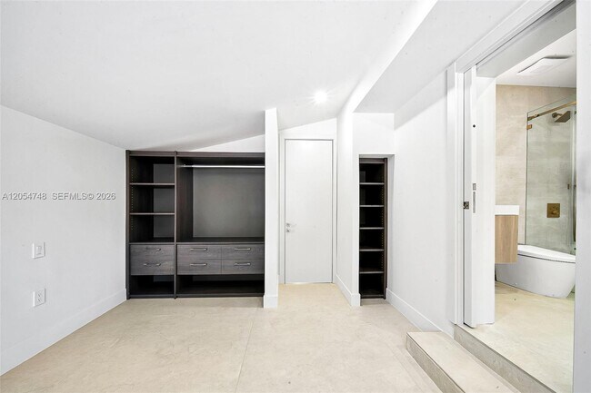 Building Photo - 899 NE 71st St