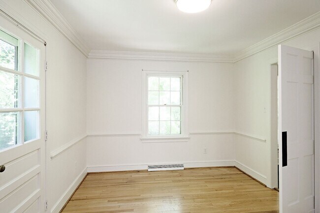 Building Photo - $1,000 Off 1st Month's Rent - Pet-Friendly Near Shops at Stonefield